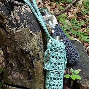 szklana butelka w szydełkowym etui