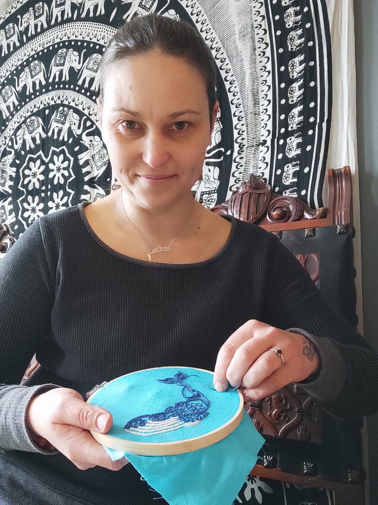 kobieta wyszywa