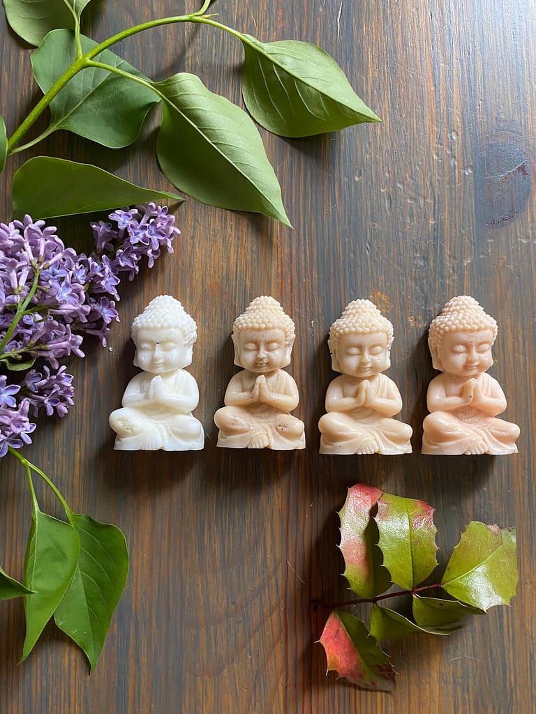woskowy budda w róznych kolorach